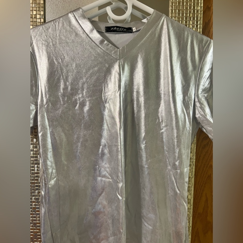 SILVER METALLIC TEE SHIRT BY ZHELIN… SIZE LARGE… EXCELLENT LIKE NEW CONDITION